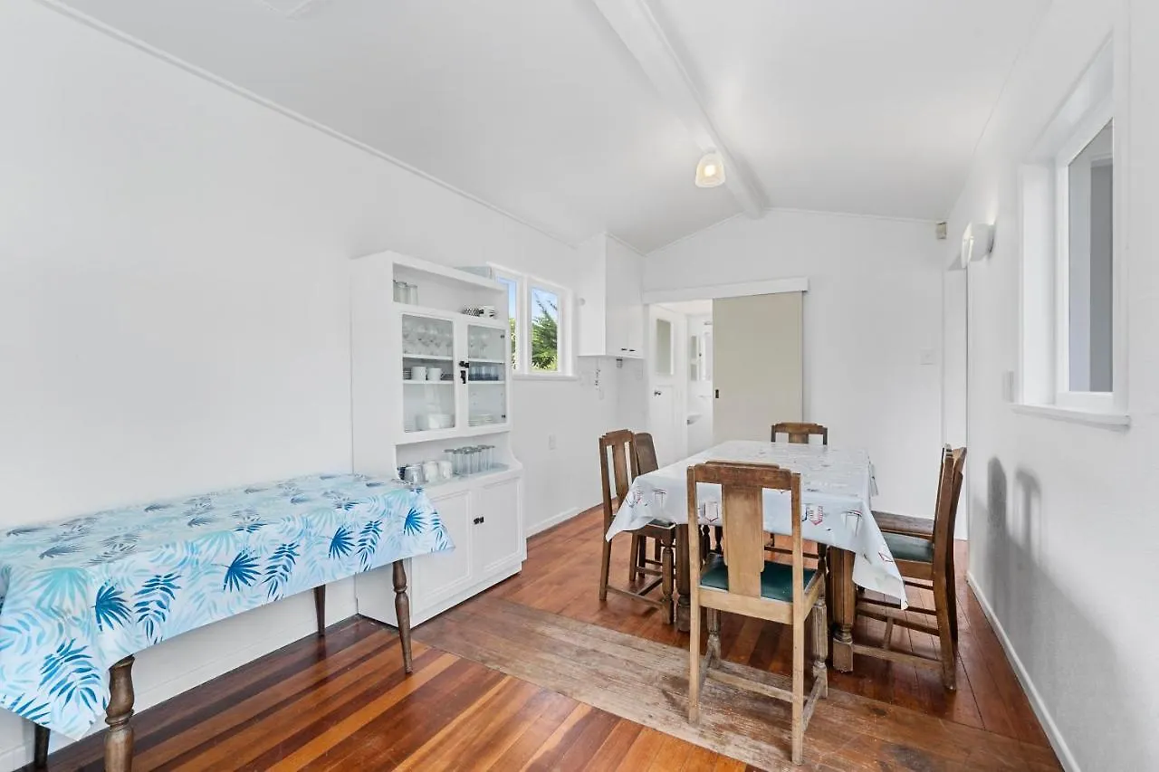 Blue Gate Cottage - Waikanae Beach Holiday Home 0*,
