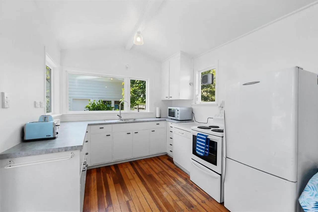Blue Gate Cottage - Waikanae Beach Holiday Home